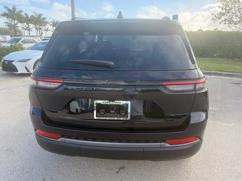 New 2026 Diamond Black Crystal Pearl-Coat Exterior Paint Jeep Altitude image 5