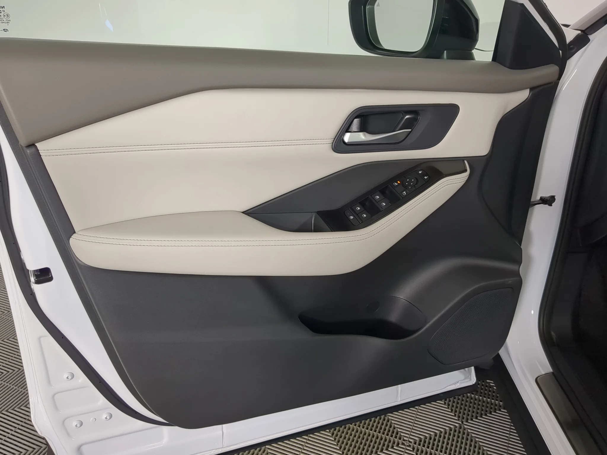 New 2027 Everest White Pearl Tricoat Nissan SV image 11