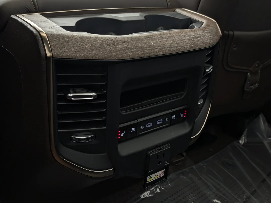 New 2026 Black RAM Limited Longhorn - - 4x4 - Pkg 27K - 5.7L HEMI V8 eTorque - Pano Sunroof - E-Locker Axle & More! image 28