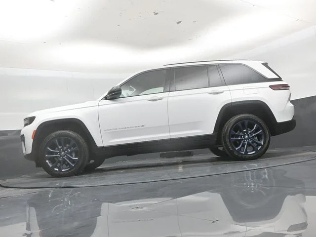 New 2026 Bright White Clear-Coat Exterior Paint Jeep  image 44