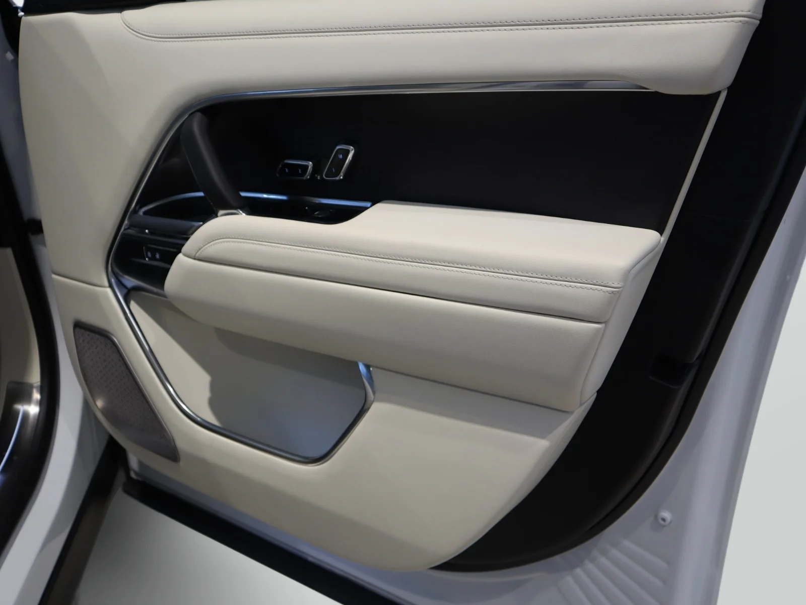 Used 2024 White Land Rover P530 Autobiography LWB 7 Seat image 38