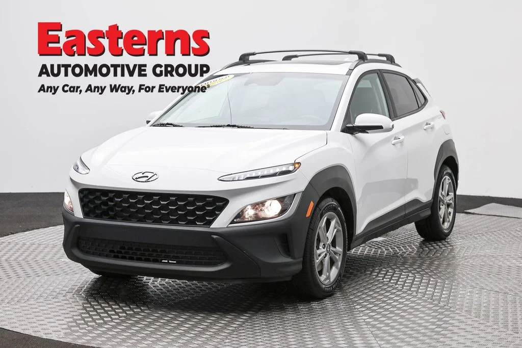 Used 2023 White Hyundai SEL image 1