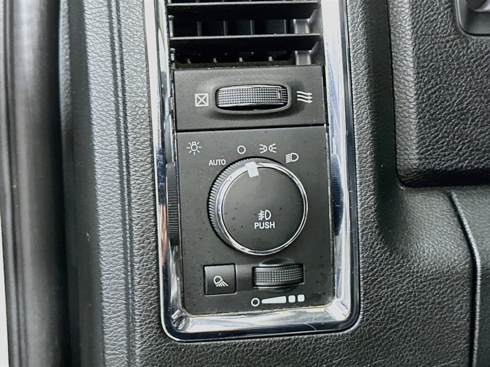 Used 2015 Bright Silver Clearcoat Metallic Ram Laramie image 11