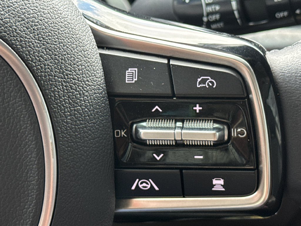 Used 2025 White Kia LXS image 23