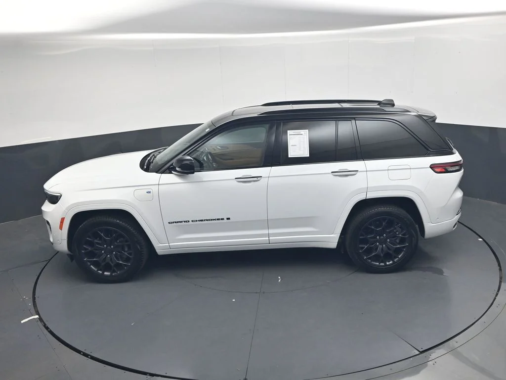 Used 2023 White Jeep Summit Reserve 4xe image 40