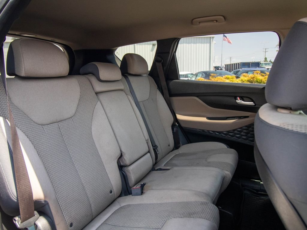 Used 2023 White Hyundai SE image 17