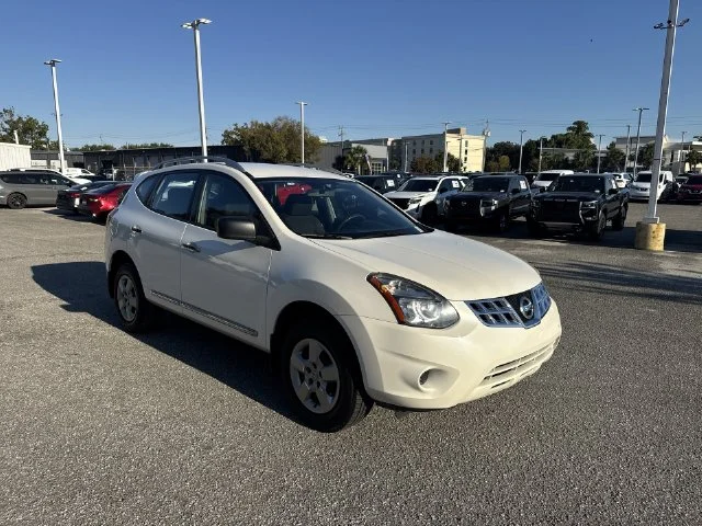 Used 2015 White Nissan S image 3
