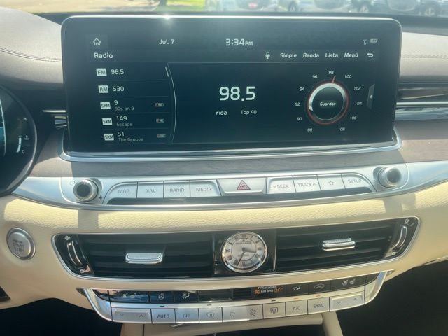 Used 2020 White Kia Luxury image 12