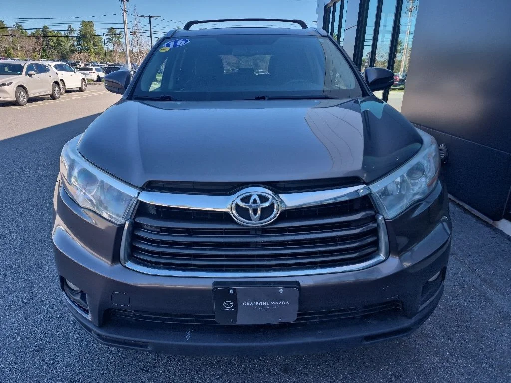 Used 2016 Gray Toyota XLE V6 image 2