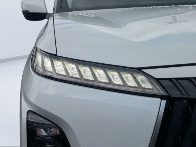 Used 2025 White INFINITI LUXE image 9