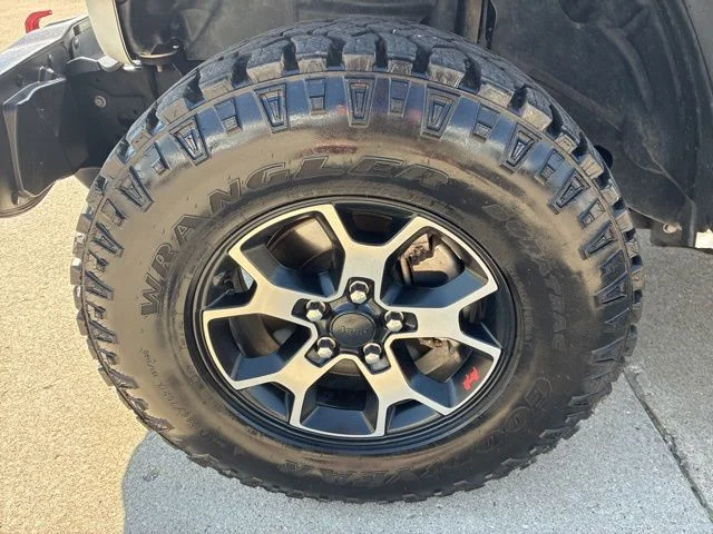 Used 2018 Bright White Clearcoat Jeep Unlimited Rubicon image 16