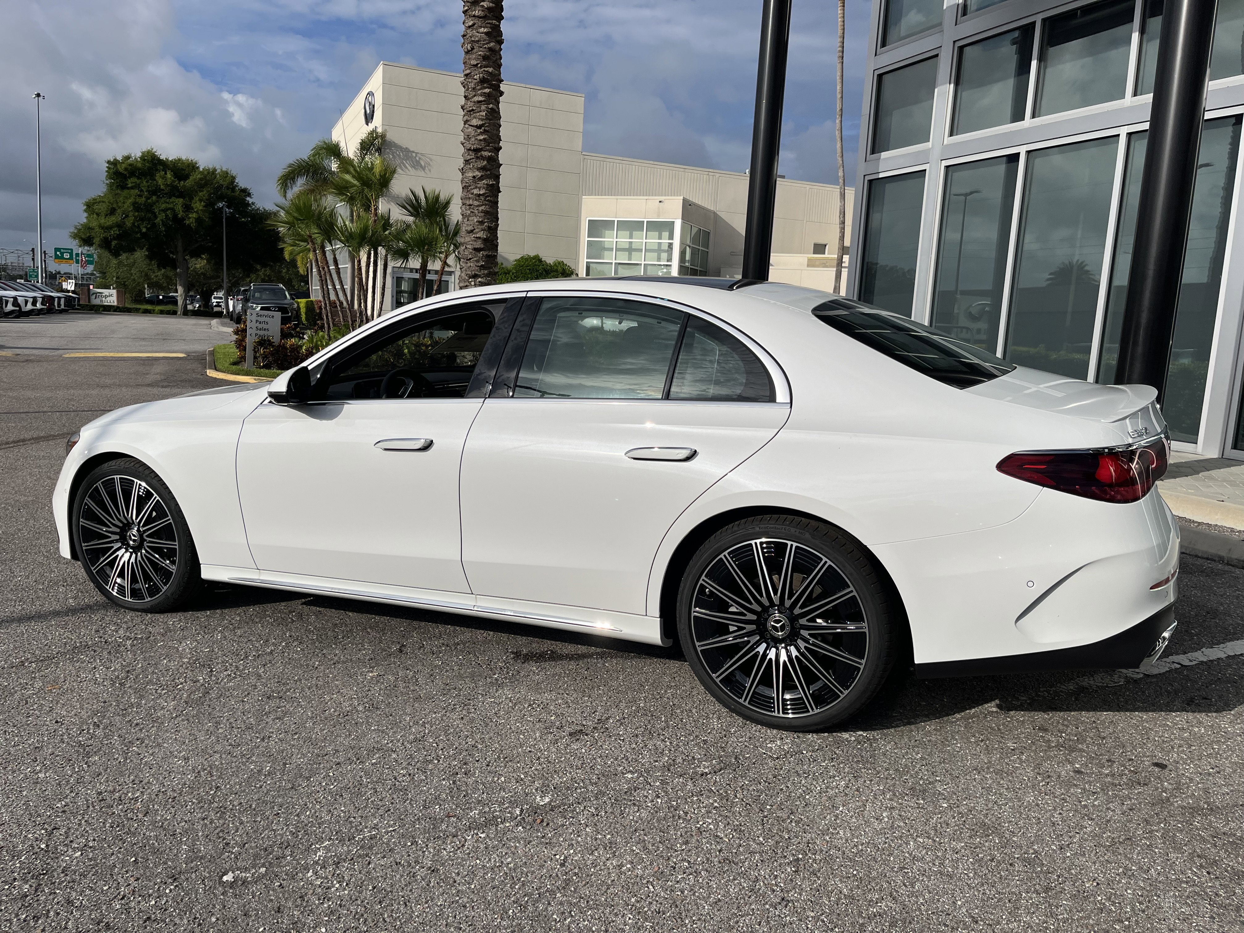 New 2026 MANUFAKTUR Moonlight White Metallic Mercedes-Benz E 350 image 4