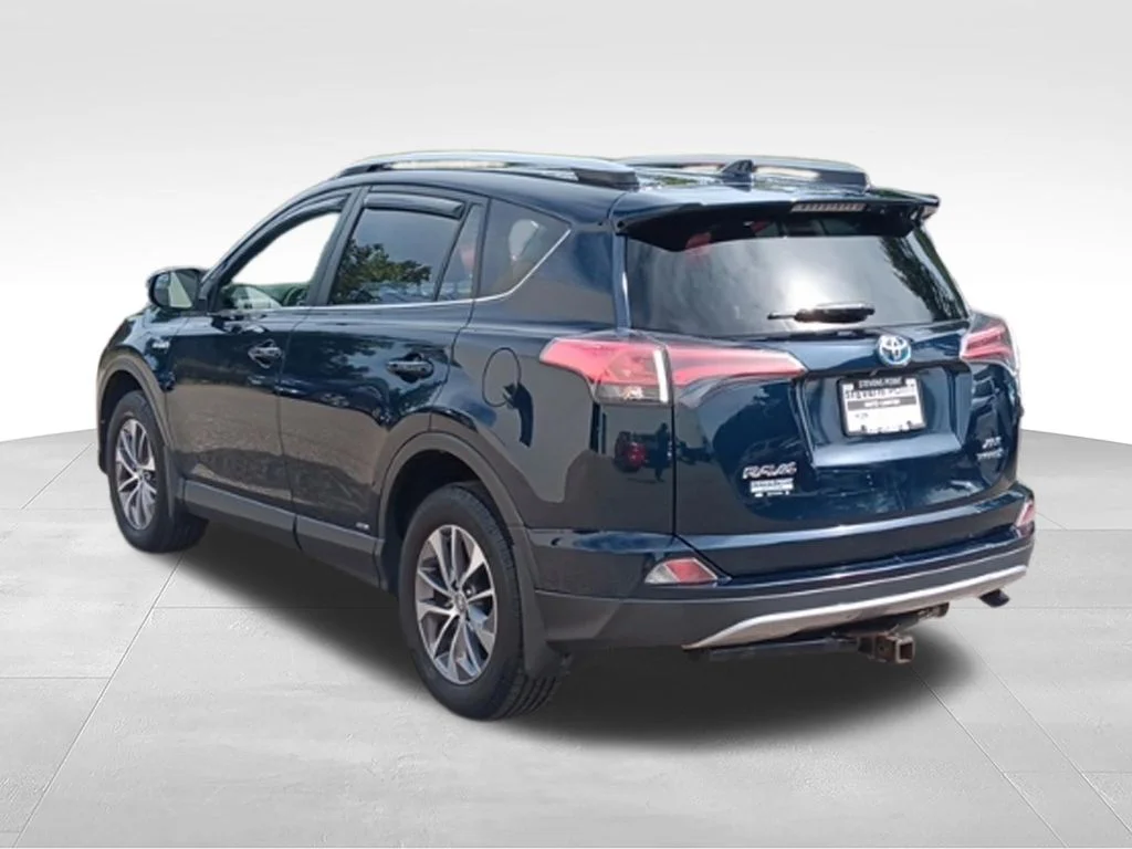 Used 2018 Galactic Aqua Mica Toyota XLE image 5