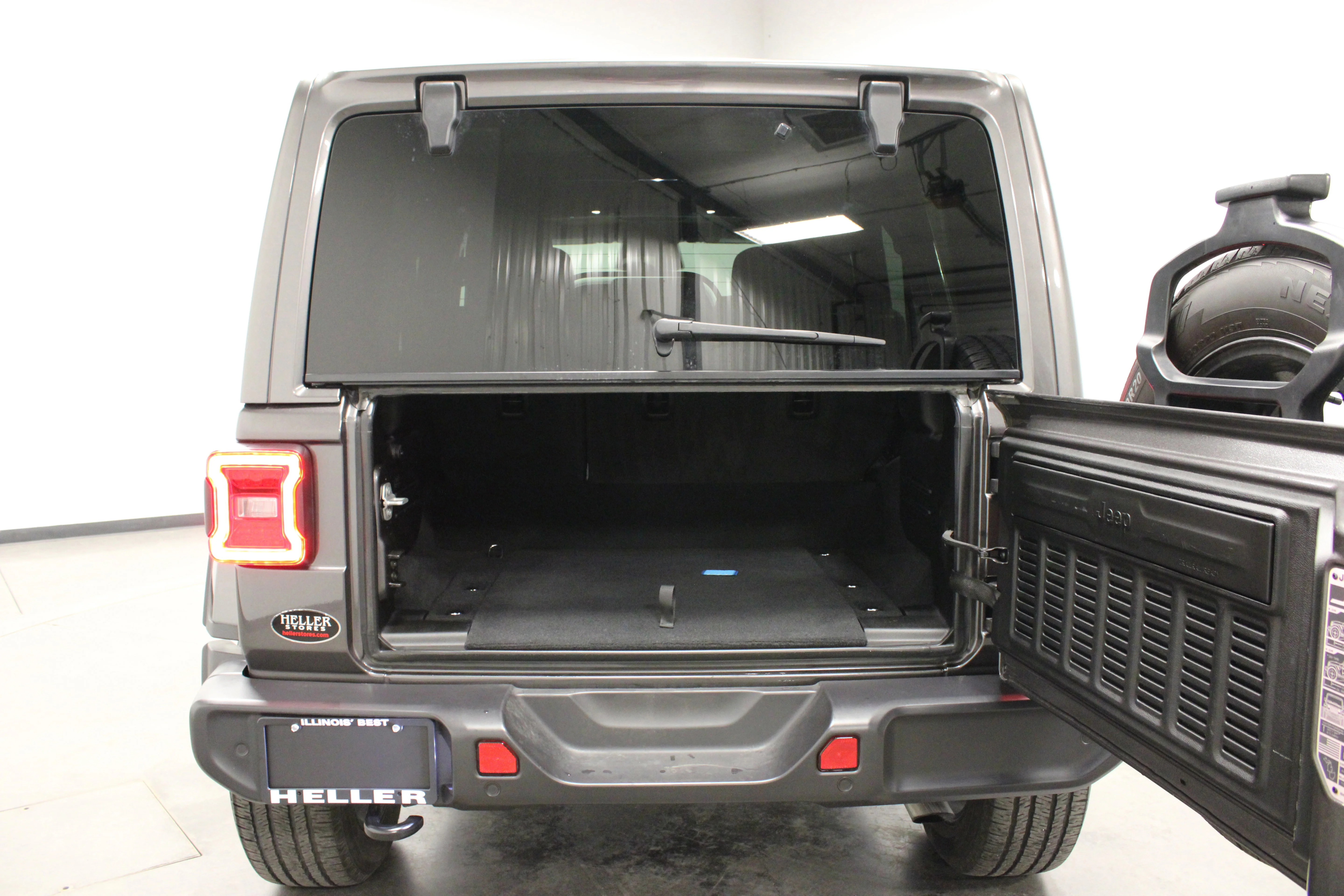 Used 2025 Granite Crystal Metallic Clearcoat Jeep Sahara image 12