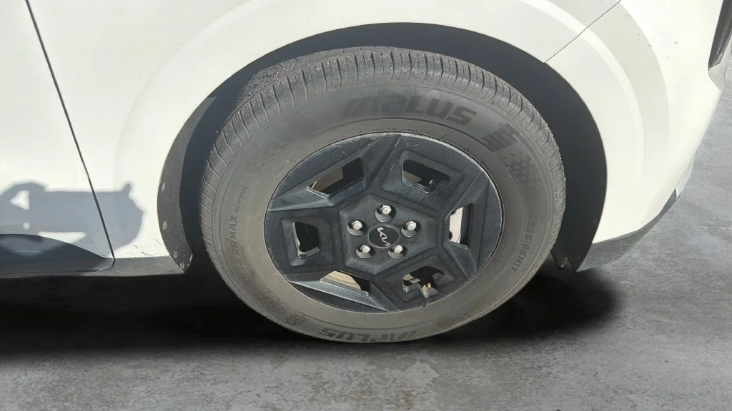 Used 2025 White Kia LXS image 23