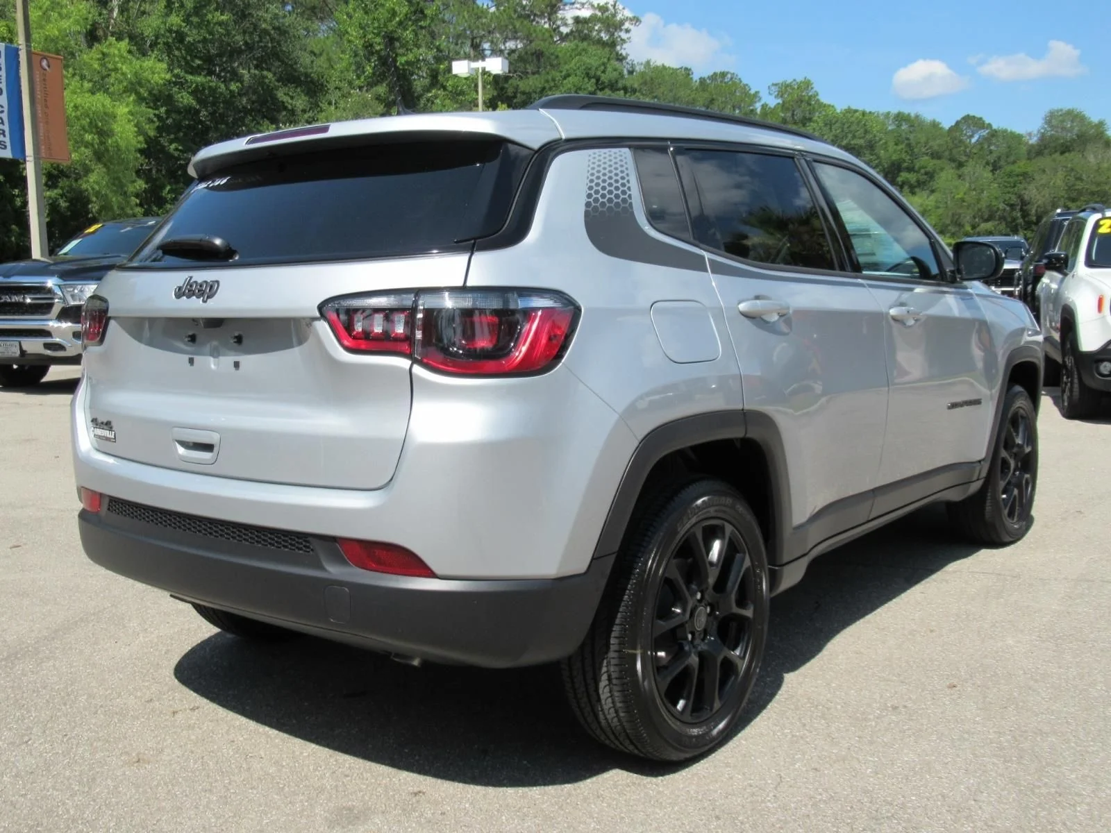 New 2026 Silver Zynith Metallic Clearcoat Jeep Latitude Altitude image 7