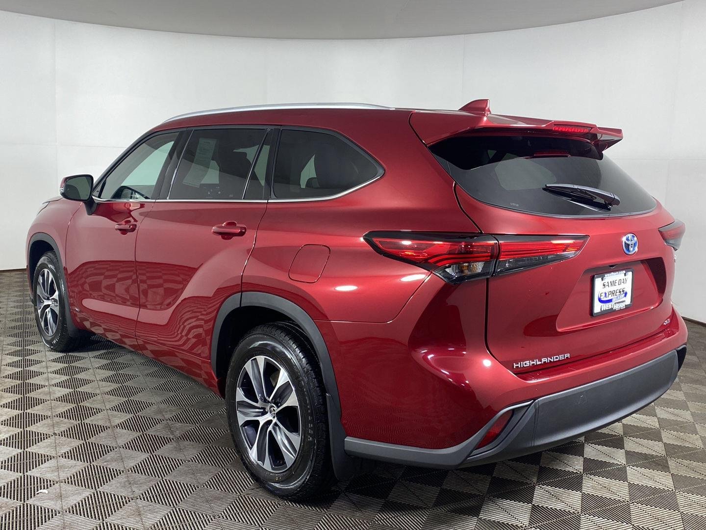 Used 2022 Pearl Toyota XLE image 4
