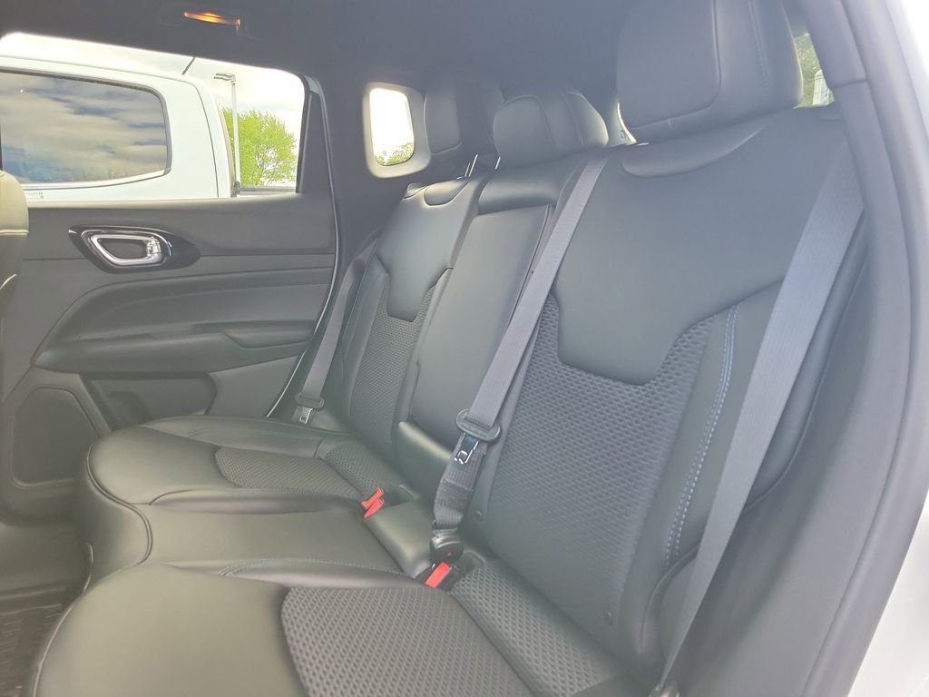 New 2026 Bright White Clearcoat Jeep Latitude image 9