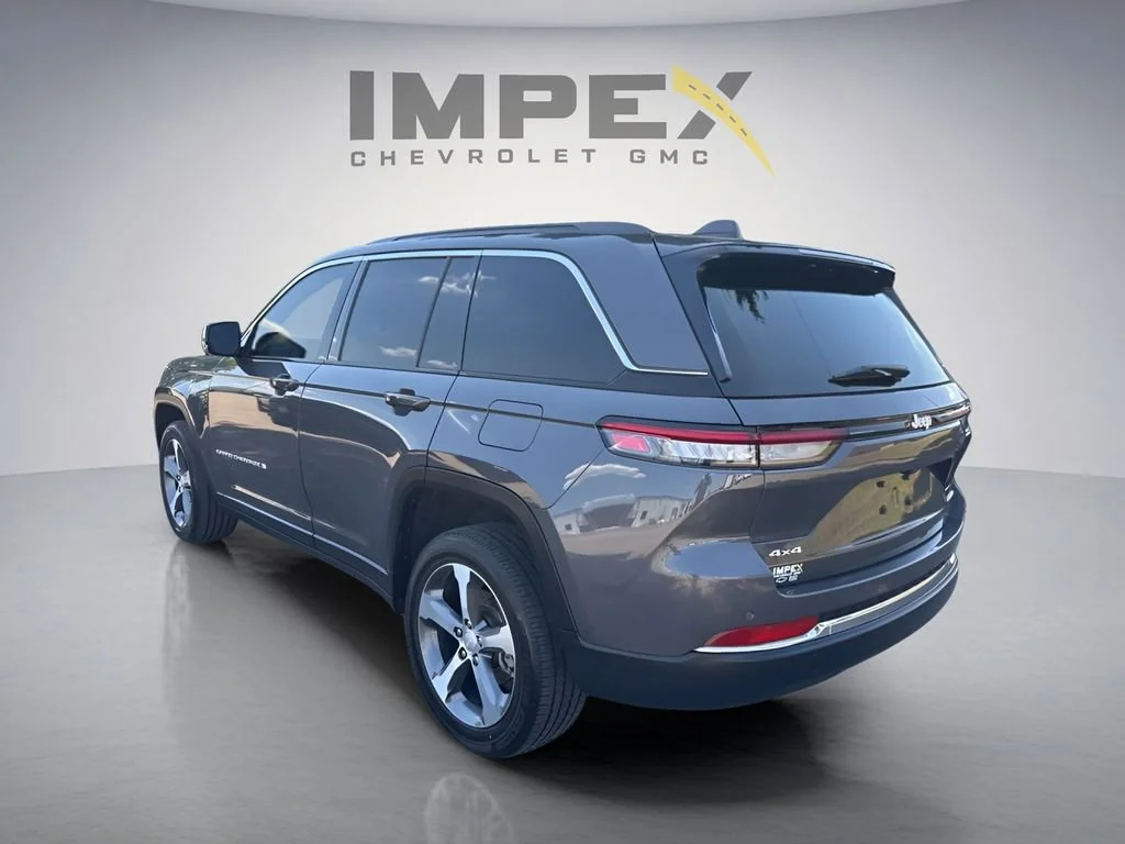 Used 2024 Gray Jeep Limited image 3