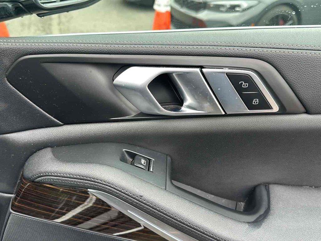 Used 2019 Black Sapphire Metallic BMW xDrive40i image 13