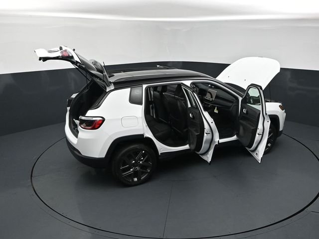 New 2026 Bright White Clear-Coat Exterior Paint Jeep Limited image 30