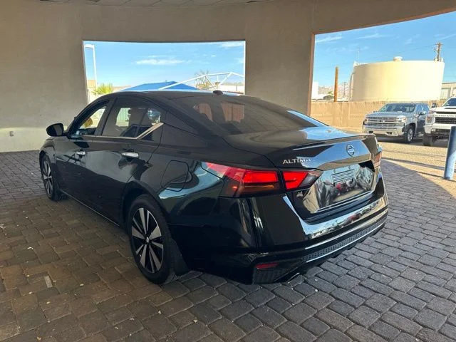 Used 2022 Black Nissan 2.5 SV image 2