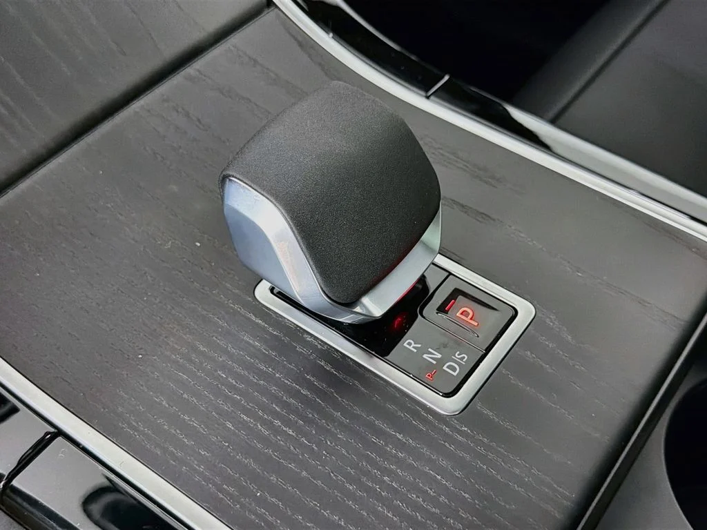 New 2026 Santorini Black Land Rover Belgravia Edition image 17