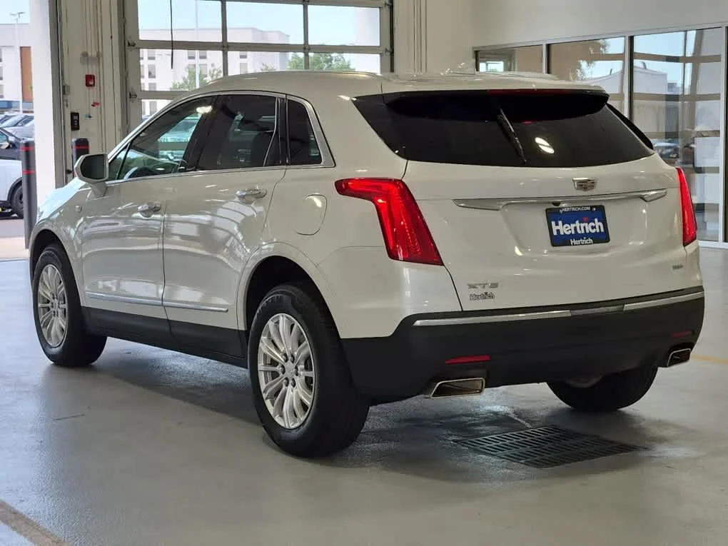 Used 2018 Crystal White Tricoat Cadillac FWD image 4