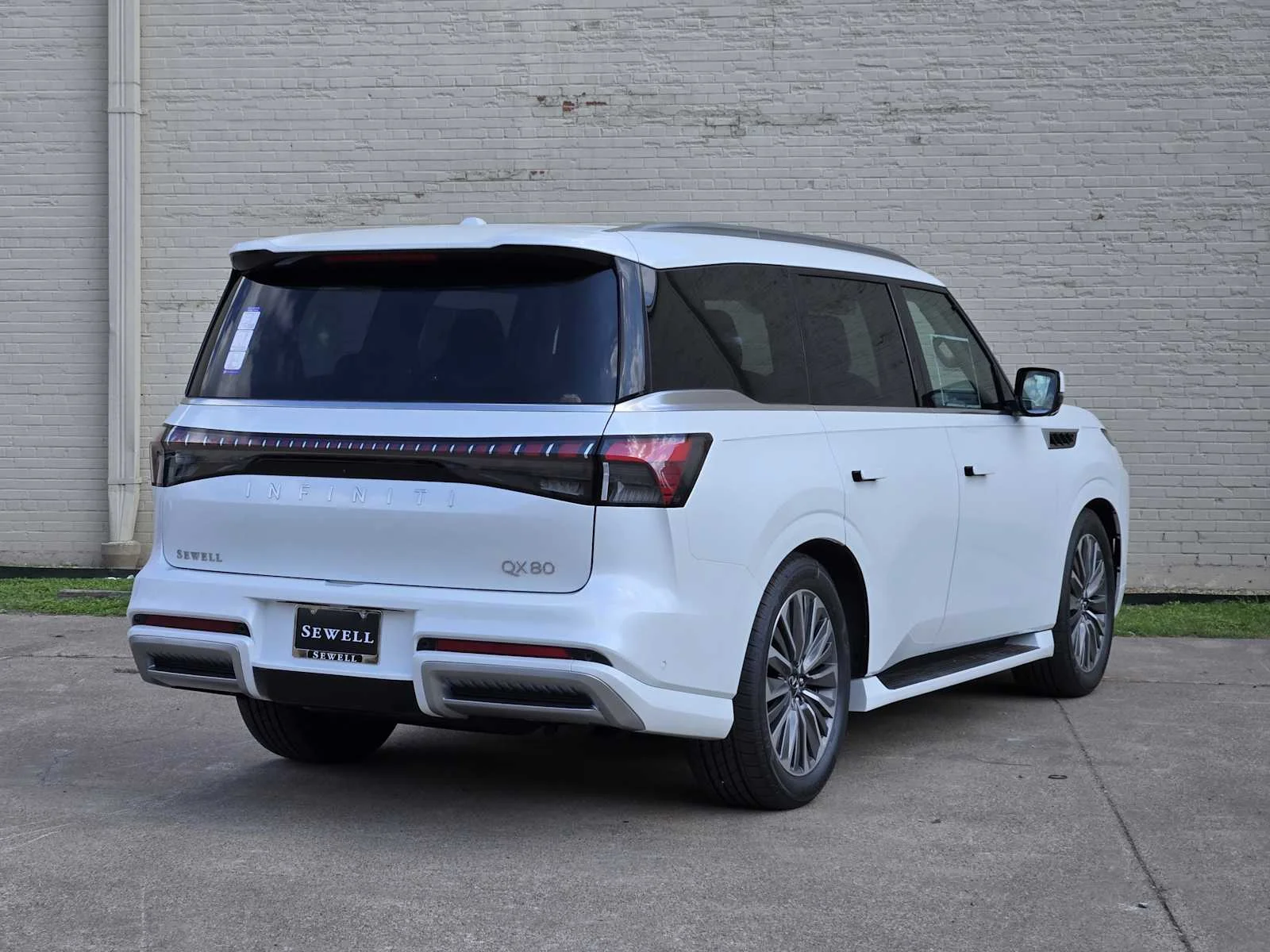 New 2026 RADIANT WHITE INFINITI Luxe 2WD image 3