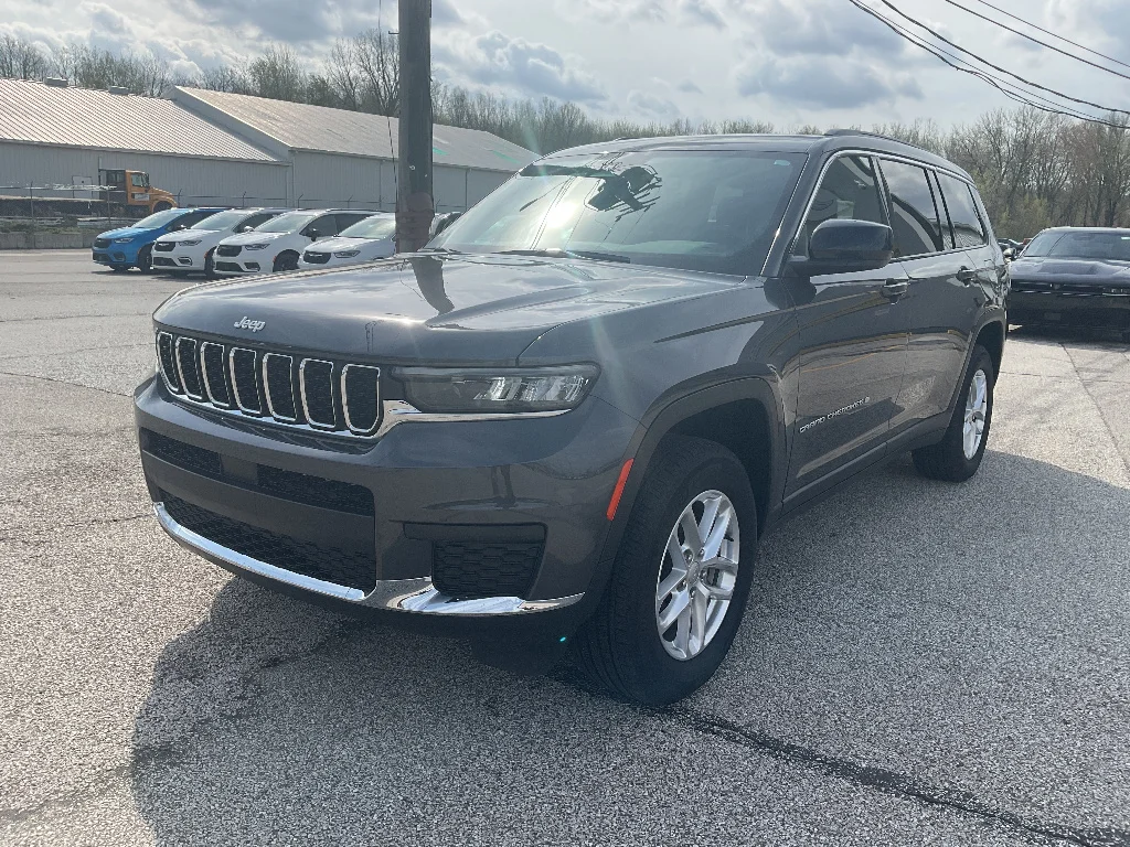 Used 2024 BALTIC GRAY METAL Jeep Laredo X image 3