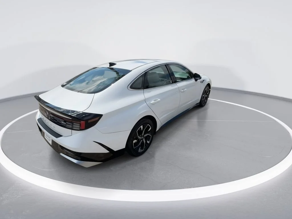 Used 2025 White Hyundai SEL image 8
