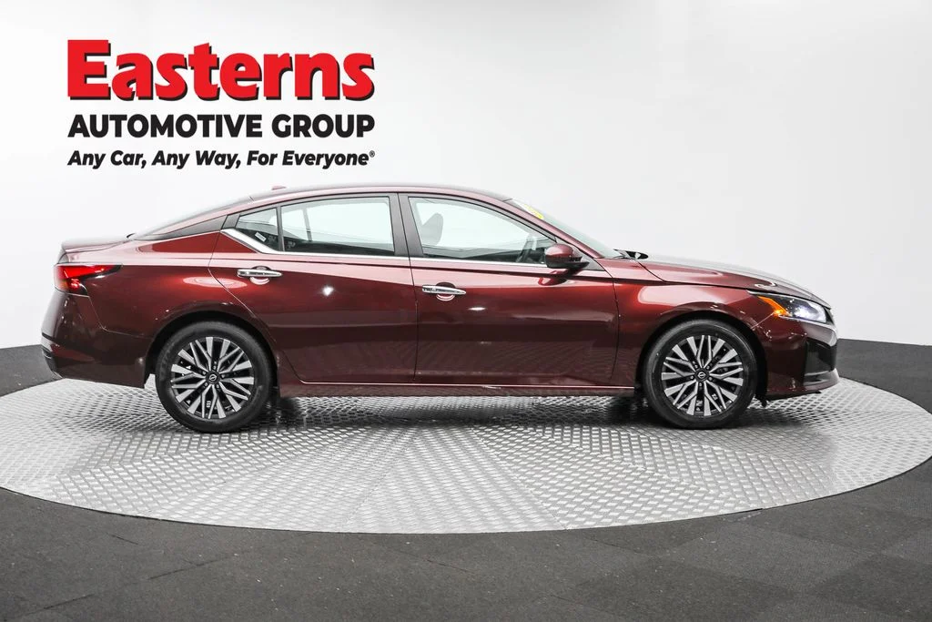 Used 2023 Red Nissan 2.5 SV image 4
