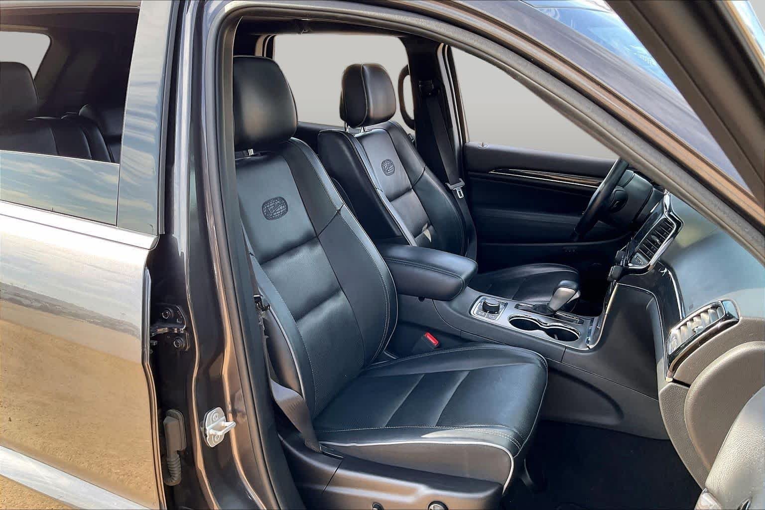 Used 2020 Granite Crystal Metallic Clearcoat Jeep Overland image 8