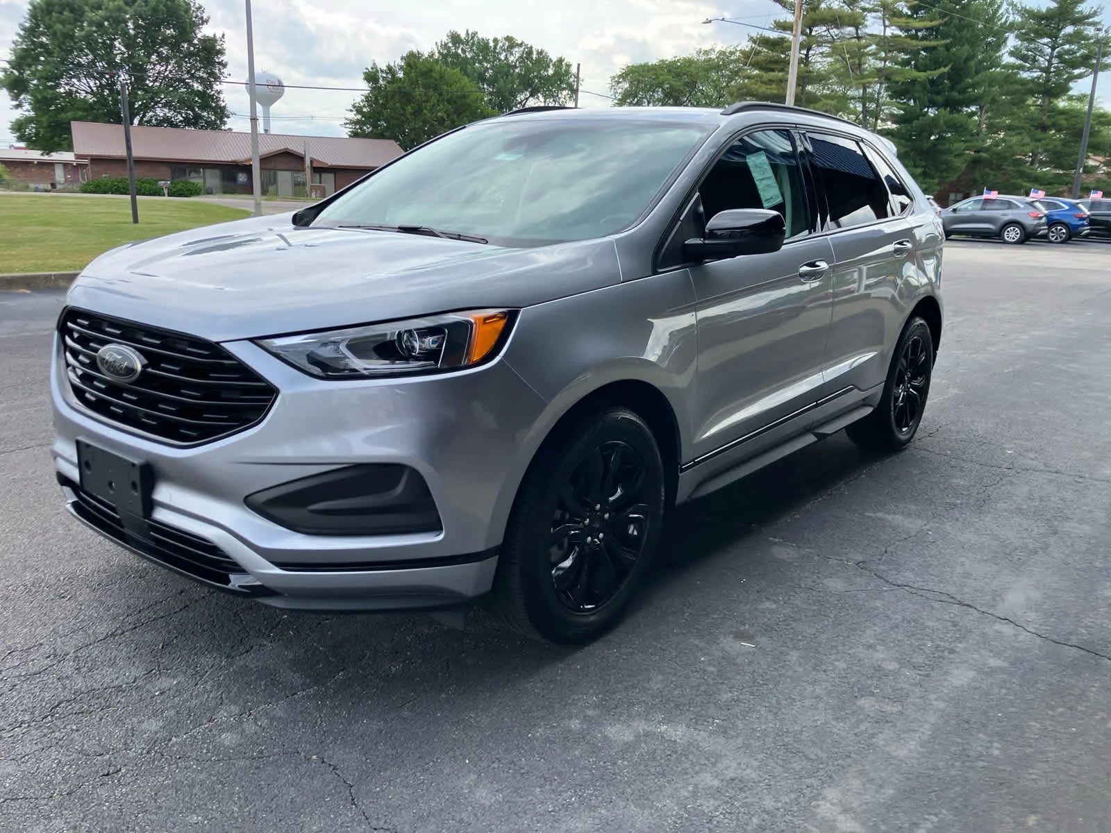 New 2023 Iconic Silver Metallic Ford SE image 4