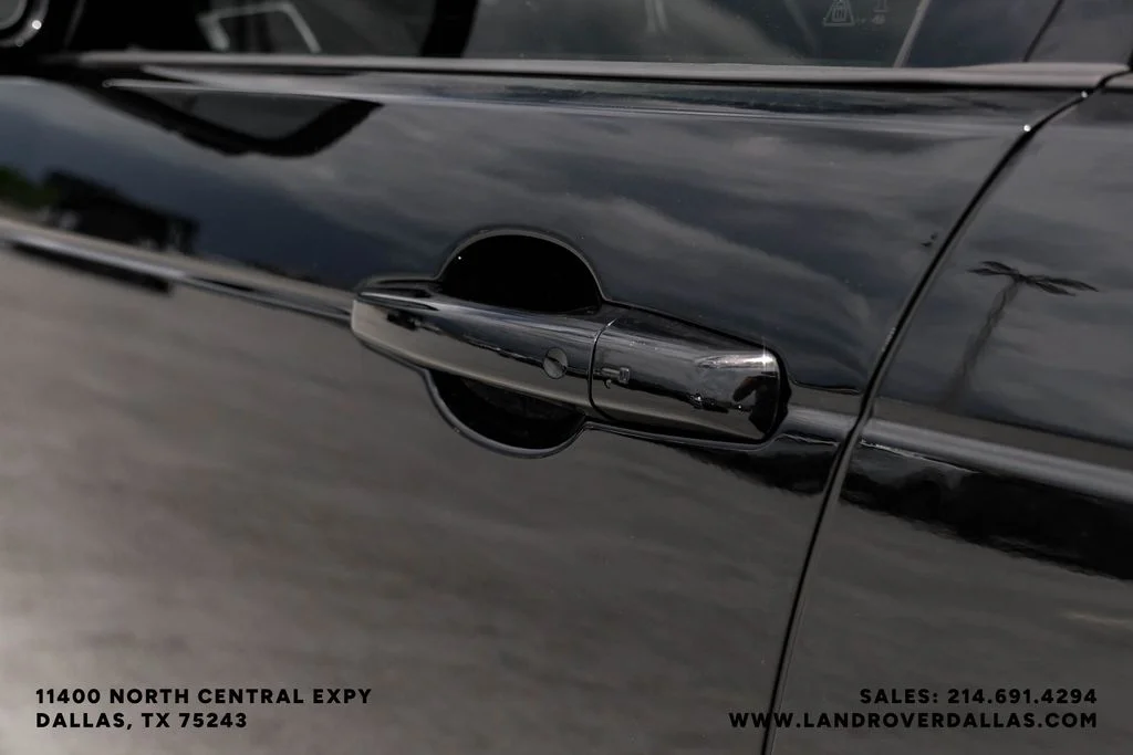 New 2026 Santorini Black Metallic Land Rover Dynamic SE image 33