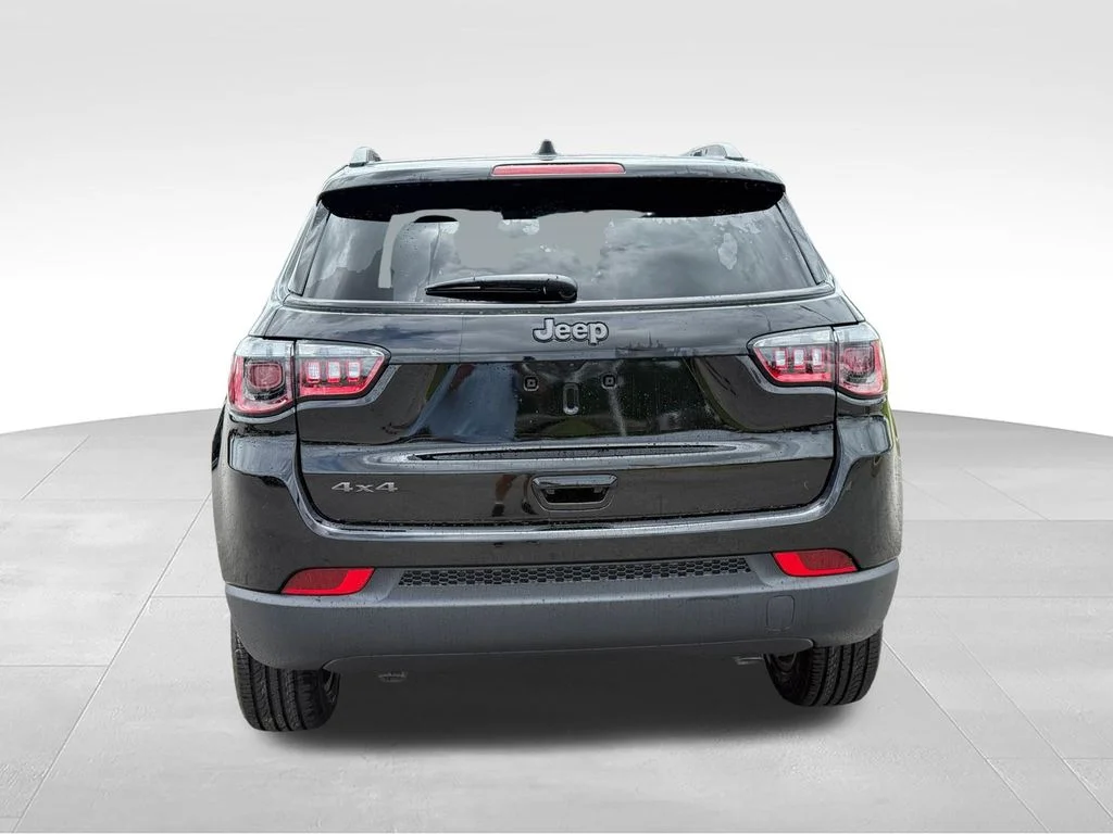 New 2026 Diamond Black Crystal Pearlcoat Jeep Latitude image 26