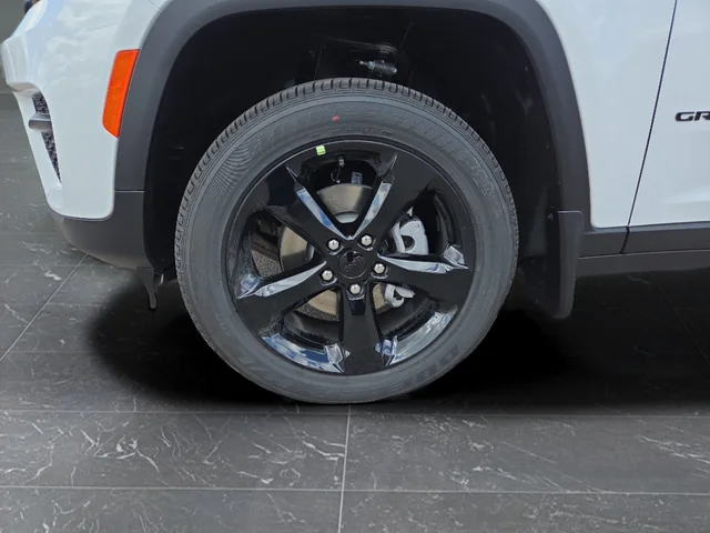 New 2025 Bright White Clear-Coat Exterior Paint Jeep Altitude X image 40