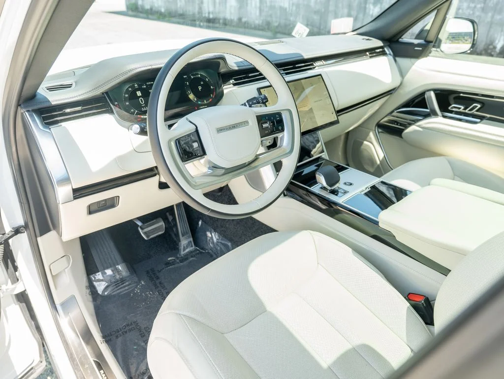 Used 2025 White Land Rover SE image 12