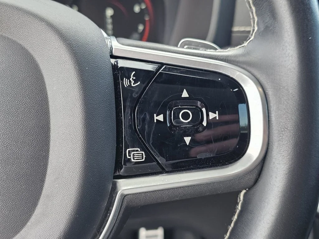 Used 2020 Black Stone Volvo R-Design image 20