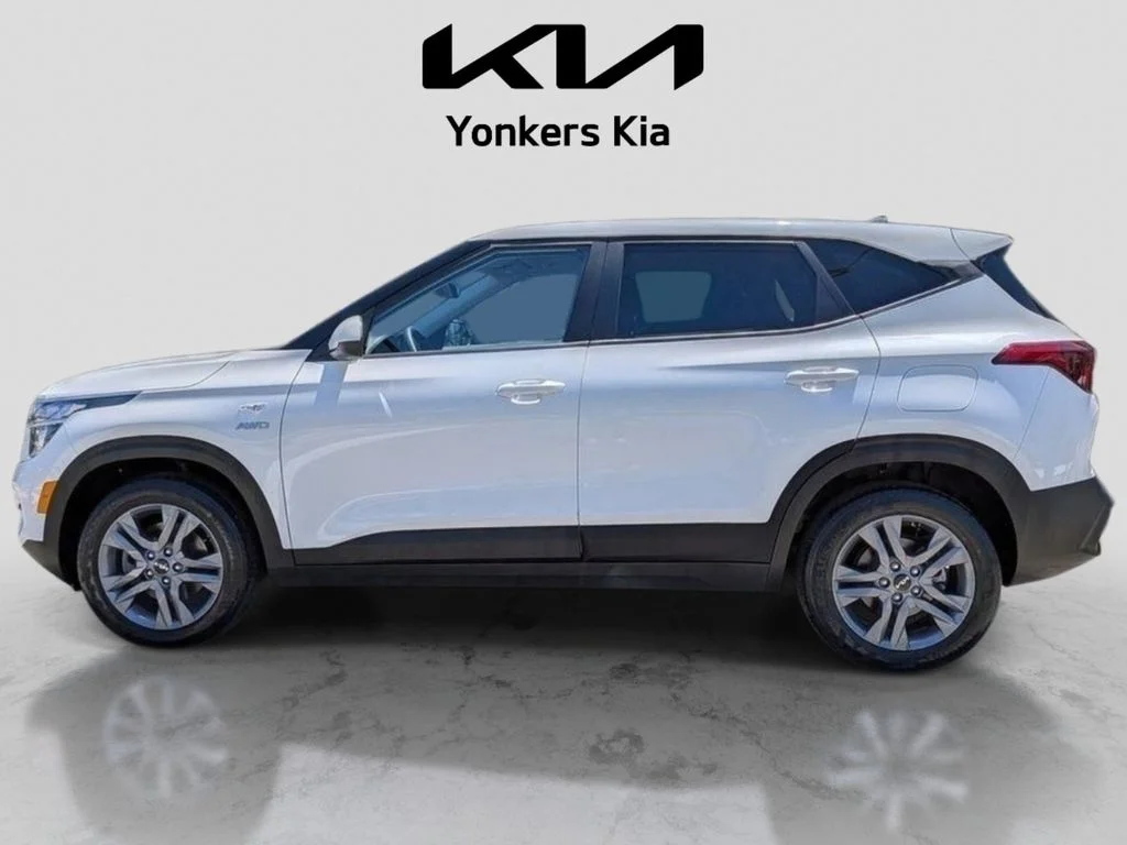 Used 2022 White Kia LX image 10