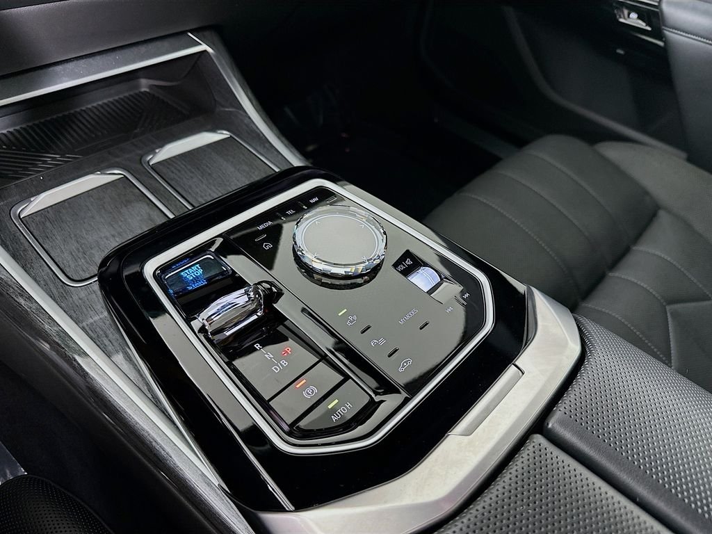 Used 2023 Black Sapphire Metallic BMW xDrive60 image 22