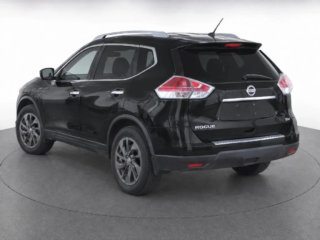 Used 2015 Black Nissan SL image 3