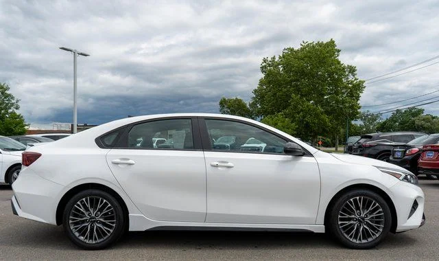 Used 2023 White Kia GT-Line image 5