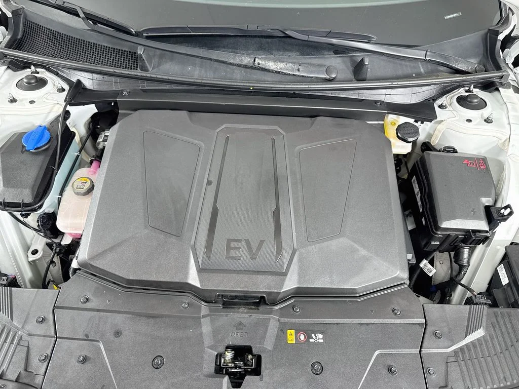 Used 2025 White Hyundai SEL image 29