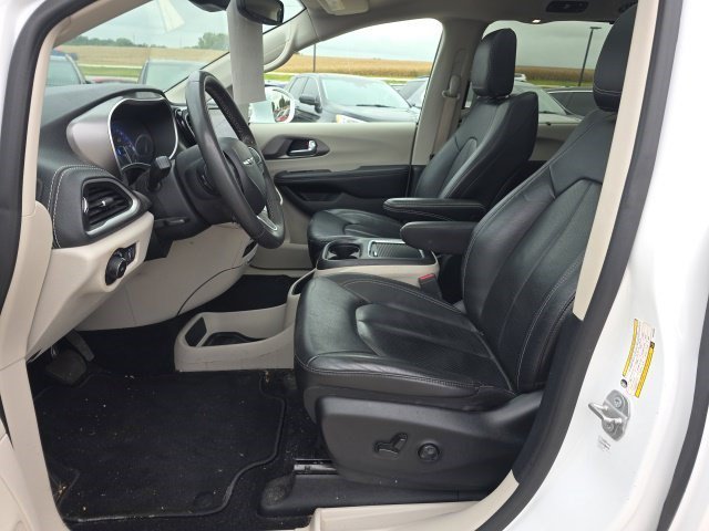 Certified Used 2022 Bright White Clearcoat Chrysler Touring L image 17