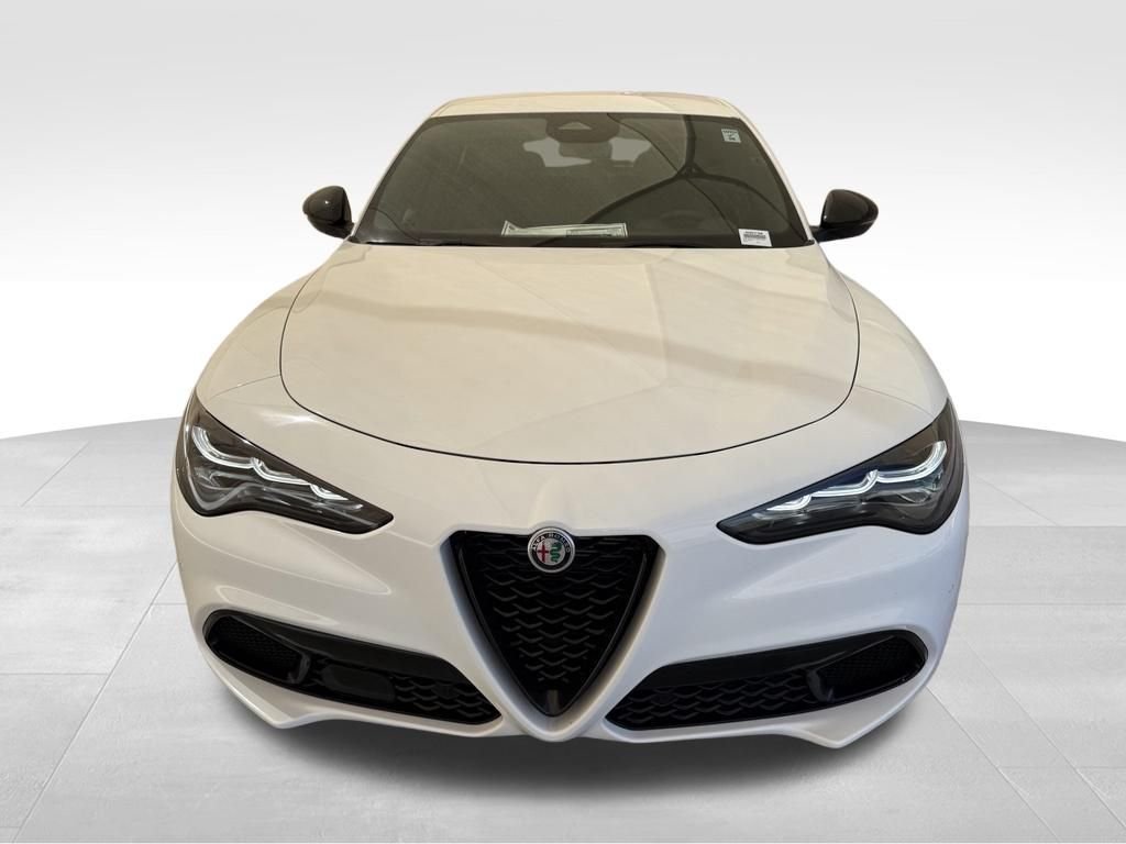 New 2026 Milano White Exterior Paint Alfa Romeo Base image 4