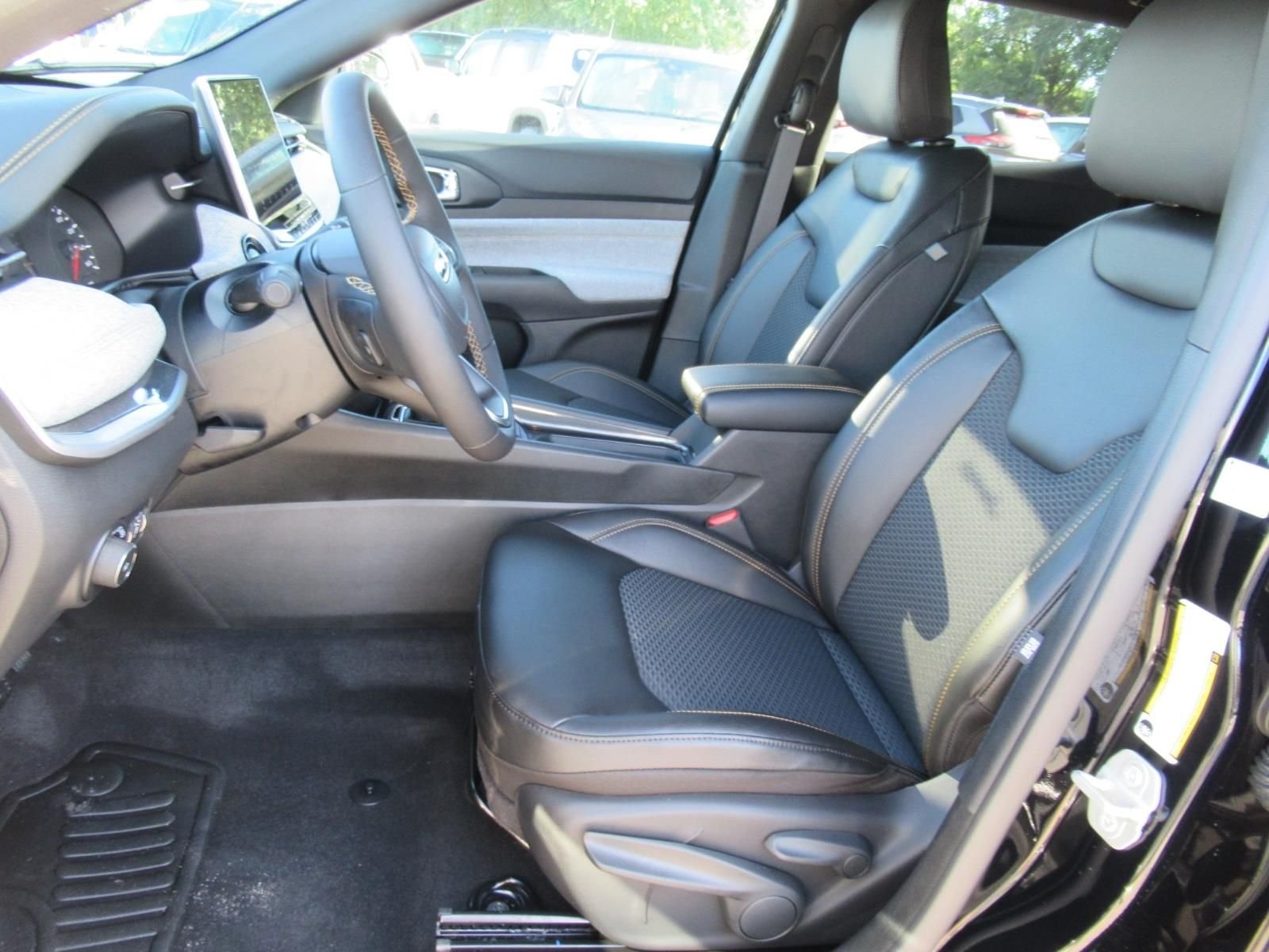 New 2026 Diamond Black Crystal Pearlcoat Jeep Latitude image 19