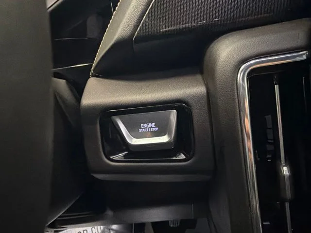 Used 2025 White GMC Elevation image 27