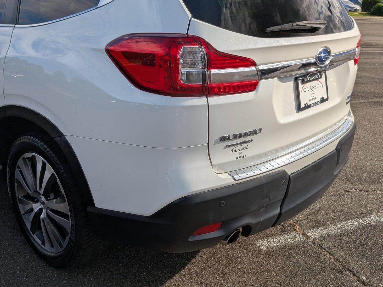 Used 2020 Crystal White Pearl Subaru Limited image 12