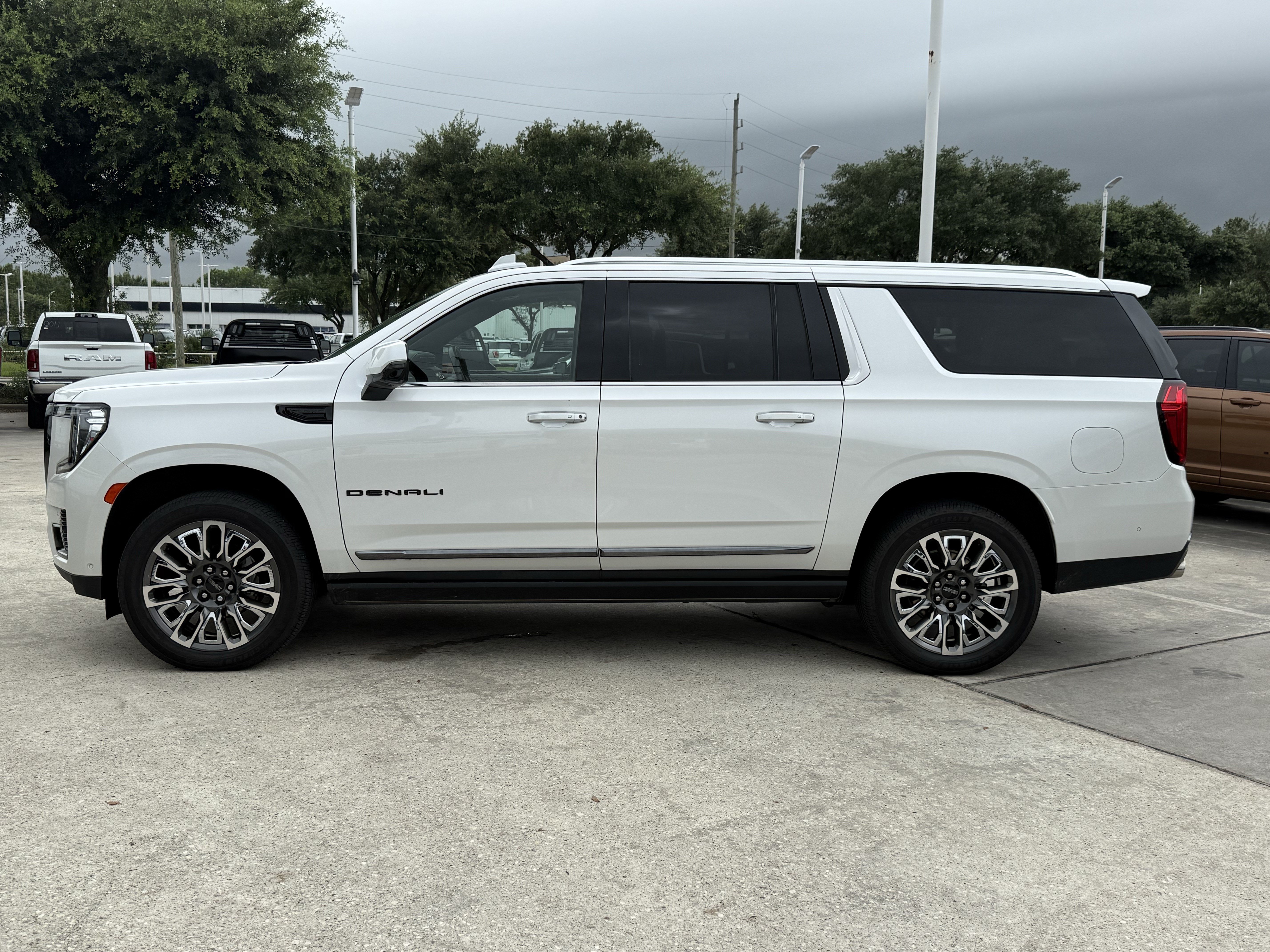 Used 2023 White Frost Tricoat GMC Denali Ultimate image 7